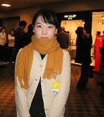 ギャラリーの前で、近藤聡乃氏